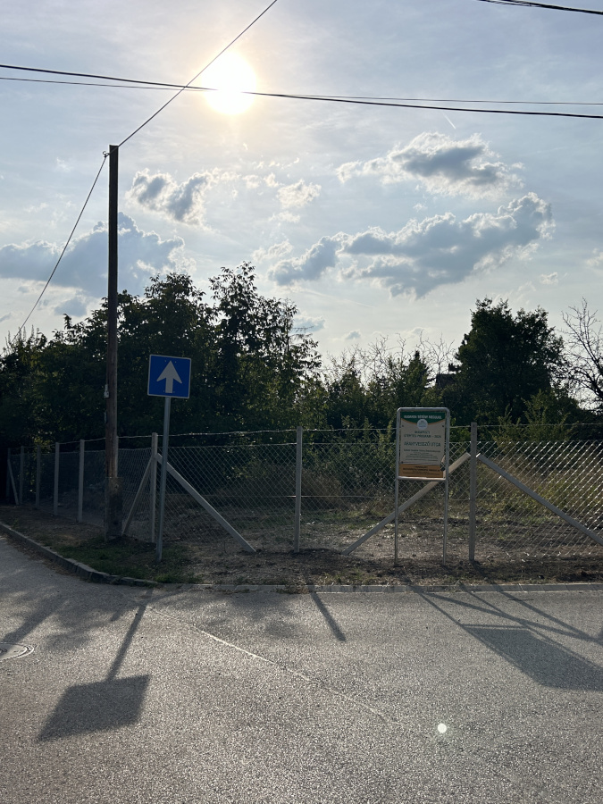 Új kerítéseket építünk Telek frisen körbekerítve