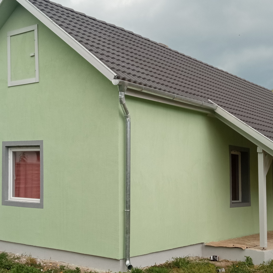 Felújítottuk ezt az épületet is Felújítás után - frissen vakolva, festve