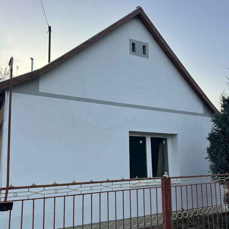 Homlokzatfelújítás után Felújított homlokzat