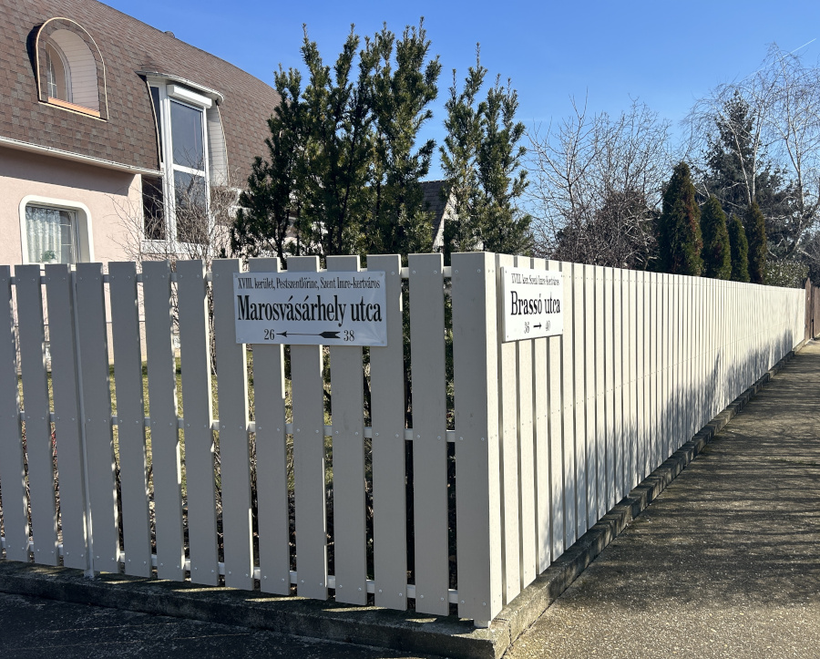 Függőleges lécezésű WPC kerítés