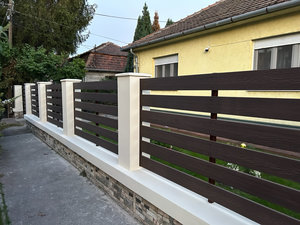 WPC kerítés épített oszlopok között