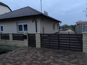 Modern ház, modern WPC kerítéssel