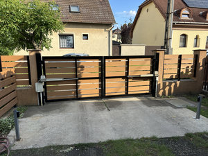 Motoros nyíló kapu WPC kerítéssel