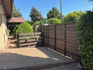 Tolóajtó WPC kerítéselemekkel