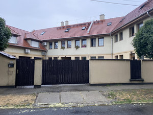 Falba épített WPC kapu