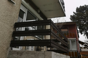 Korlát duplán rakott WPC lécekből