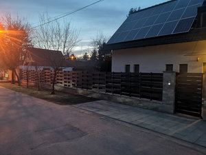 WPC kerítés alkonyatban