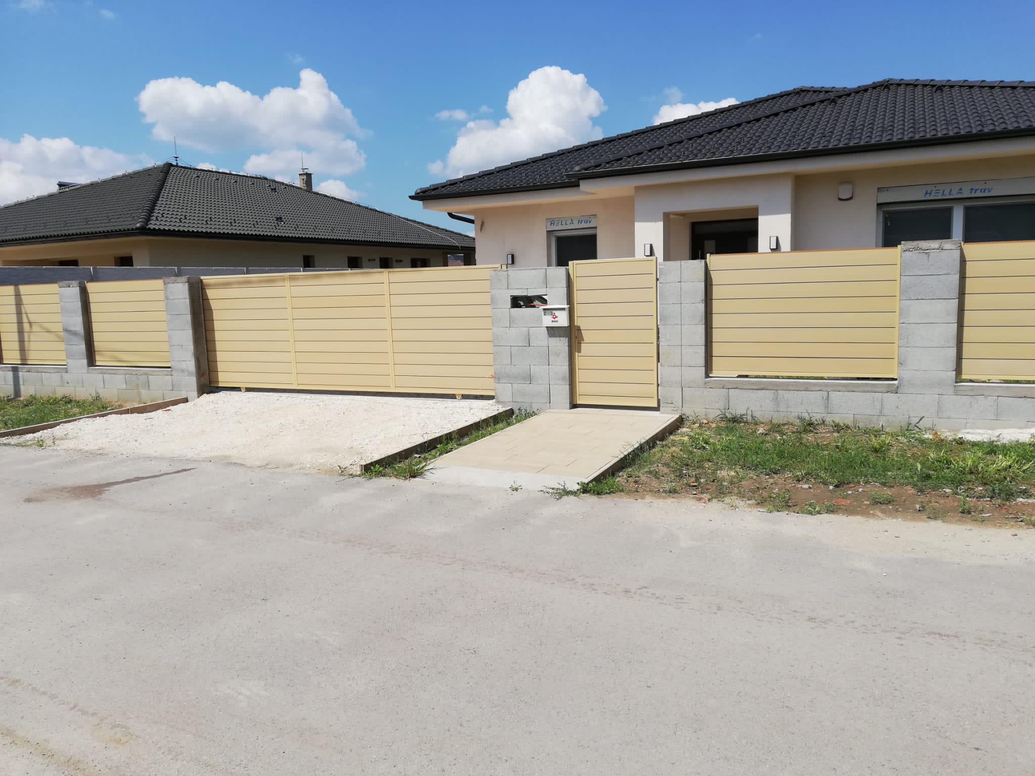 Bézs színű WPC kerítéselemek