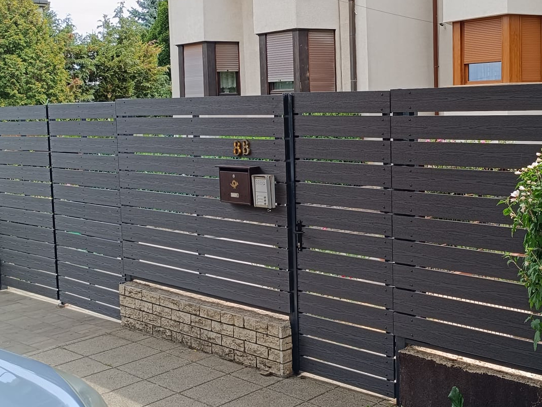 Házszám és postaláda WPC kerítésen