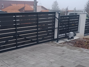 Az úszókapuk ideálisak lejtős utcán is