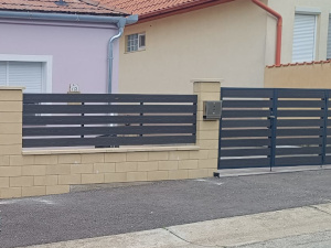 Néhány sor WPC elem is feldob egy épített kerítést